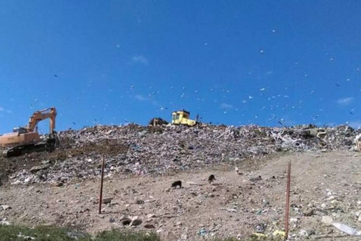 Gropi ilegale de deșeuri descoperite în Timiș. Prefectura declanșează controale în întreg județul