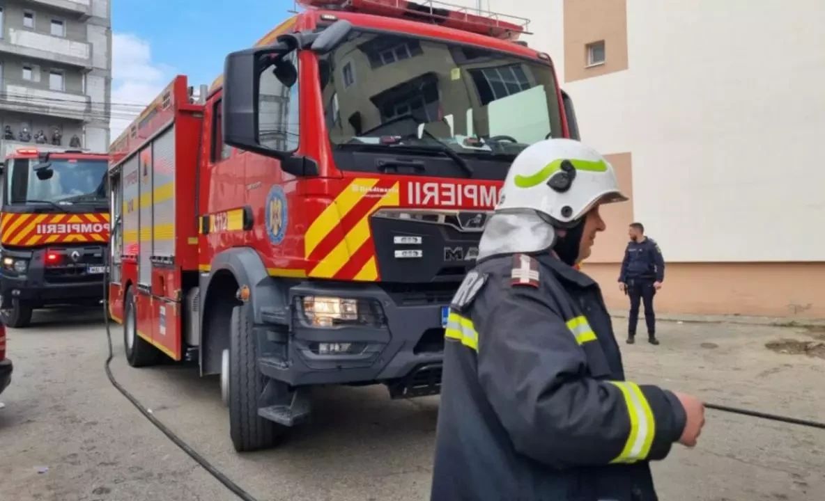 Autocar cu 27 de persoane, cuprins de flăcări în Tulcea: pasagerii au reușit să se salveze la timp