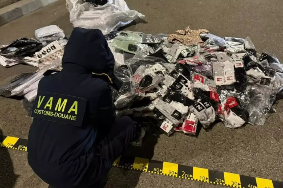 Captură de peste 3 milioane de lei în Timiș: articole vestimentare suspecte de contrafacere, descoperite într-un TIR