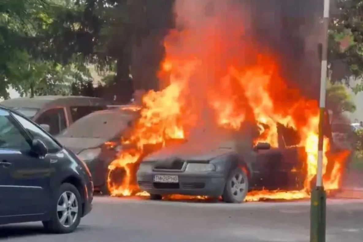 Bărbat cercetat după incendiul care a distrus patru mașini în Timișoara / VIDEO