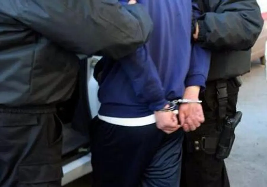 Bărbatul din Timiș care a încălcat ordinul de protecţie şi şi-a înjunghiat soţia, fiind la rândul său rănit cu un cuţit de fiica lor, reţinut