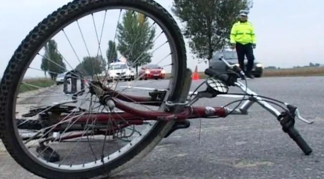femeie bicicleta ranita