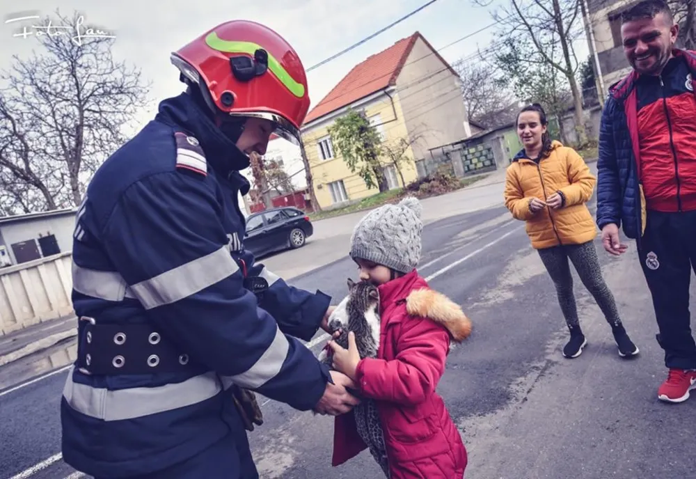 Pisicuța salvată din blocul morții s-a întors la familia ei