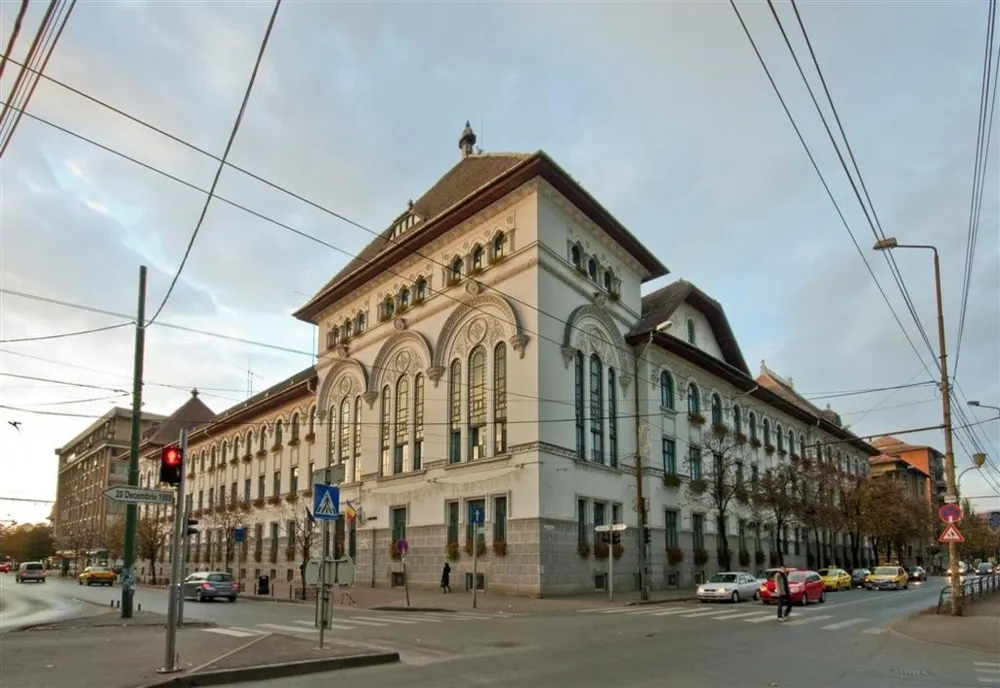 Vechea sală de sport a Primăriei, transformată în birouri de 300.000 de euro