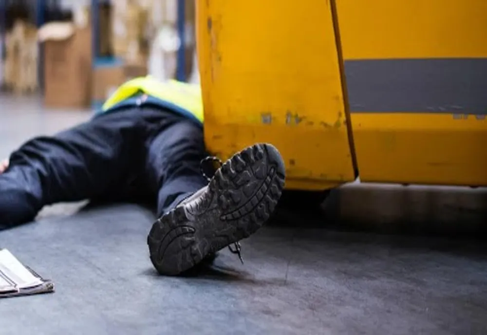 Bărbat grav rănit, în județul Timiș, după ce buldoexcavatorul pe care lucra s-a răsturnat peste el