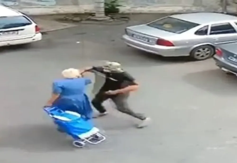 Femeie de 81 de ani, tâlhărită de un tânăr care i-a smuls lanțișorul de aur de la gât. Video!