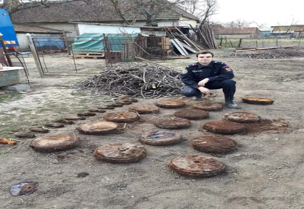 Surpriză periculoasă pentru un agricultor din Timiș: Peste 100 de elemente de muniţie din al Doilea Război Mondial, descoperite în grădină