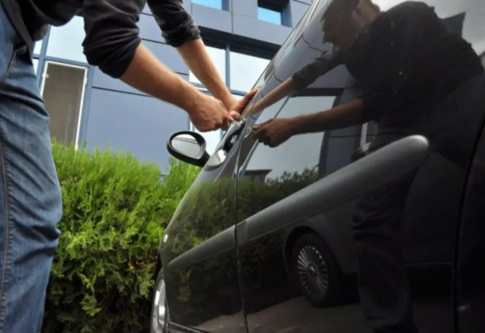 Și-a lăsat autoturismul descuiat și cu cheile în interior: a rămas fără el