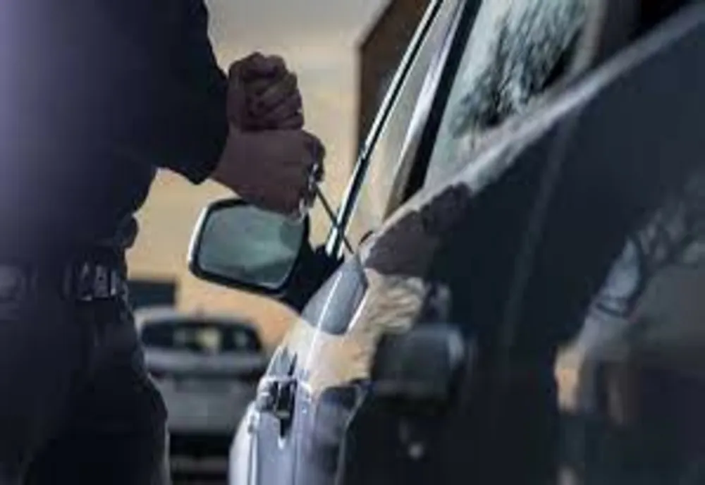 Arma furată dintr-o mașină, predată poliției