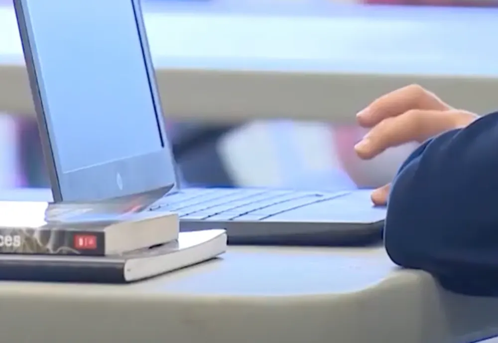 Situație incredibilă în Timișoara: Elevii învață online din cauza frigului din clase. Situația termoficării, departe de a fi rezolvată