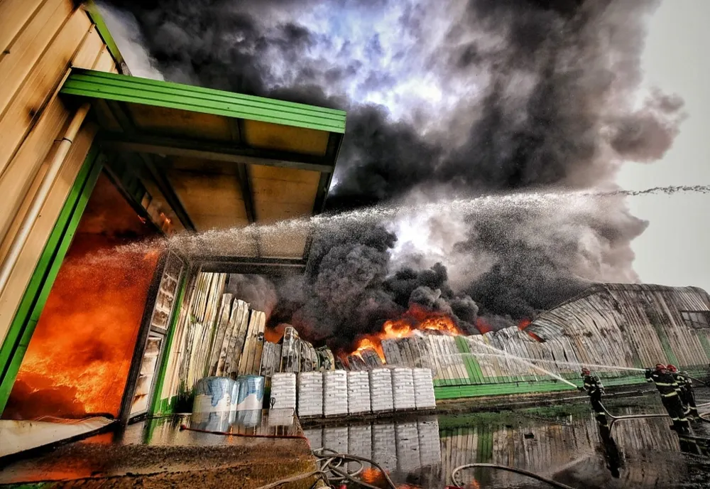 Depozitul în care a izbucnit focul, joi seara, nu avea autorizaţie de securitate la incendiu