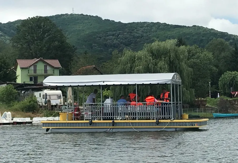 1 Mai - cu catamaranul pe Lacul Surduc