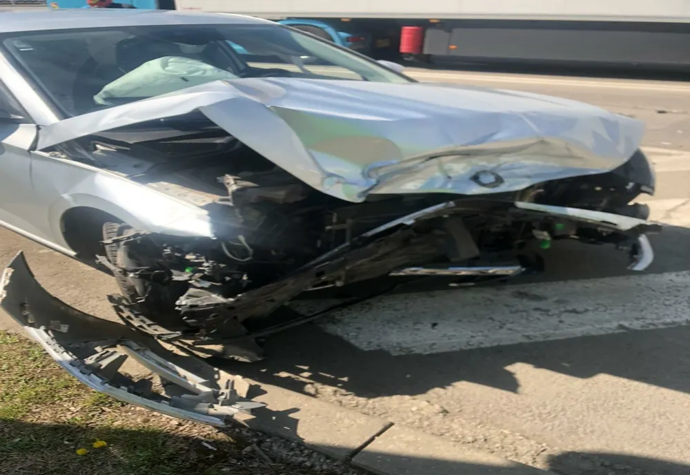 Un bărbat a ajuns la spital după ce nu a acordat prioritate în trafic