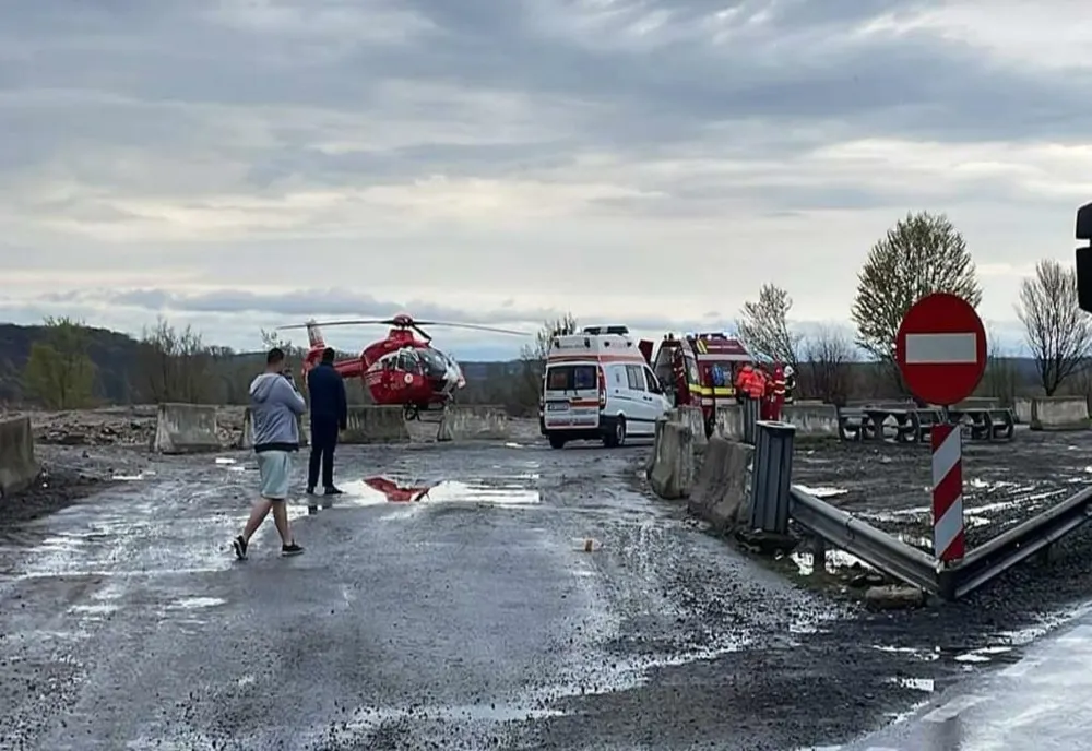 Grav accident între un autoturism și un TIR.: copii răniți, intervine elicopterul SMURD