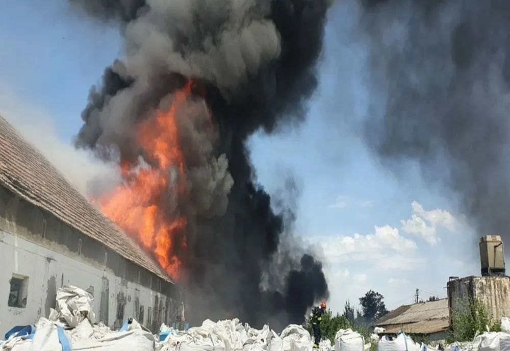 Incendiu la un depozit de materiale plastice, nu departe de Timișoara. Nor de fum toxic