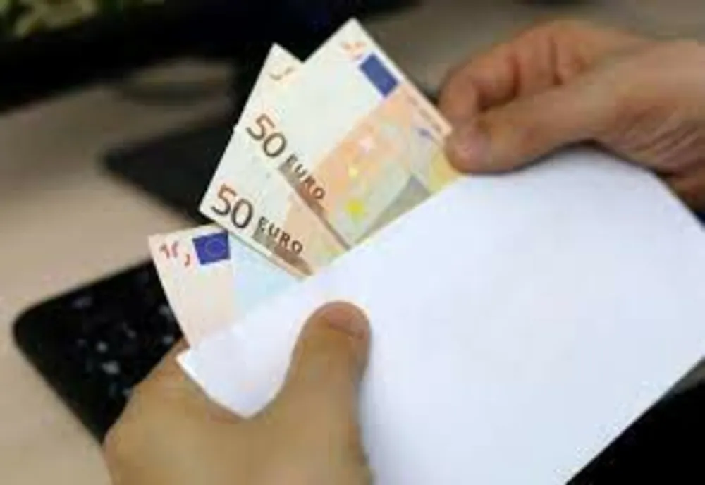 Cardurile pe care vor fi virate voucherele sociale vor fi distribuite beneficiarilor începând din 13 iunie