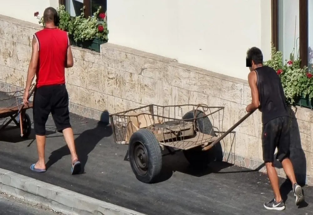 Prinși în timp ce furau un capac de canal, punând în pericol circulația
