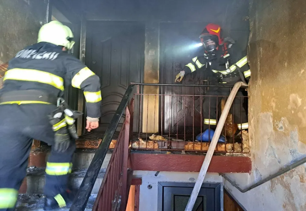 Explozie puternică  într-un bloc din județul Timiș. Locatari evacuați,  victimă preluată de elicopterul SMURD