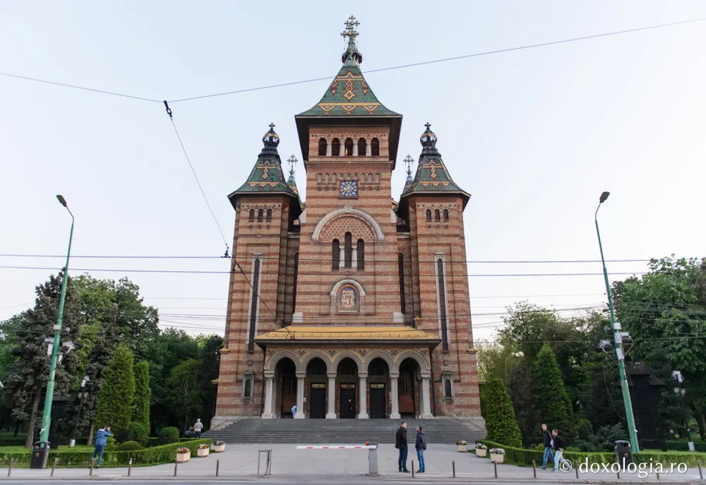 Timișorenii sunt așteptați, la noapte, să ia lumină la Catedrala Mitropolitană