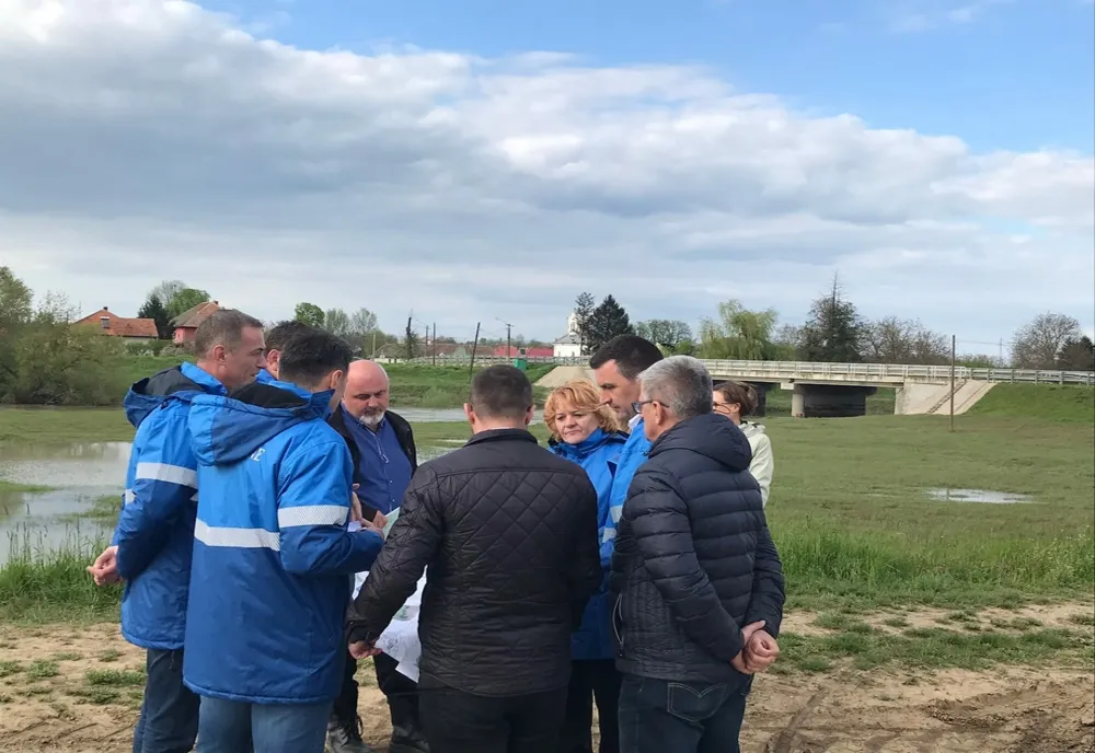 Lucrări urgentate pe tronsoanele critice ale râului Bârzava