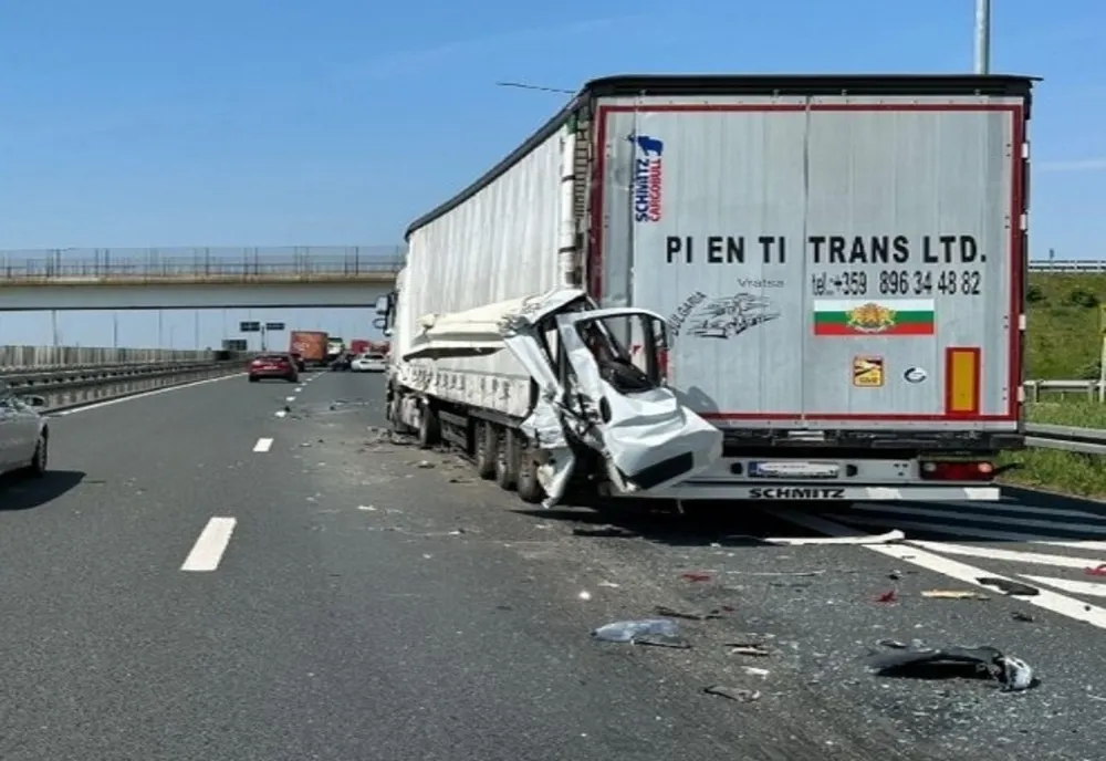Accident grav pe autostrada A1: un camion a fost spulberat de o autoutilitară - ghem de fiare!