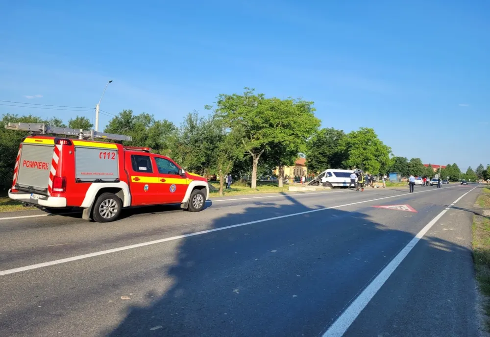 Mai mulți oameni, printre care un copil, au fost răniți după ce un microbuz a lovit un cap de pod
