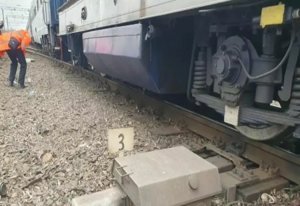 UN BĂRBAT DE 82 DE ANI CARE CONDUCEA UN MOPED ELECTRIC A MURIT LOVIT DE TREN