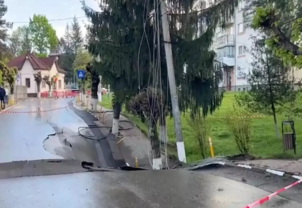 Au loc noi evacuări la Slănic Prahova, în locul în care s-a surpat strada