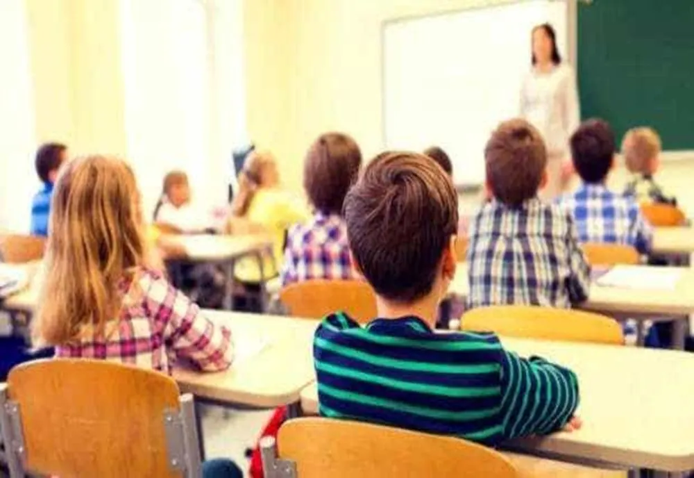 BUGETUL PENTRU ÎNCEPEREA ŞCOLII POATE AJUNGE LA 2.000 DE EURO, ÎN UNELE CAZURI
