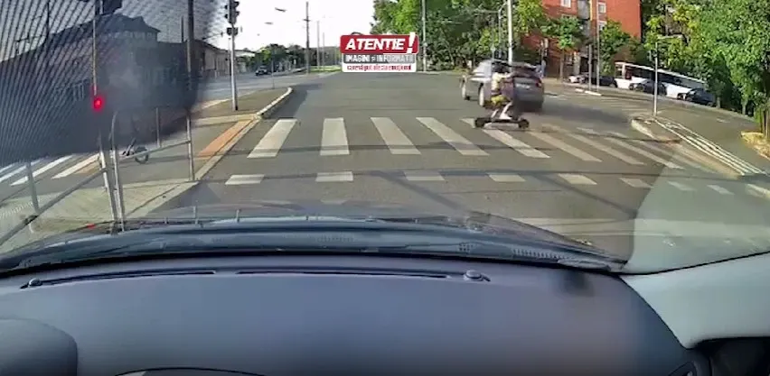 Copil pe trotinetă