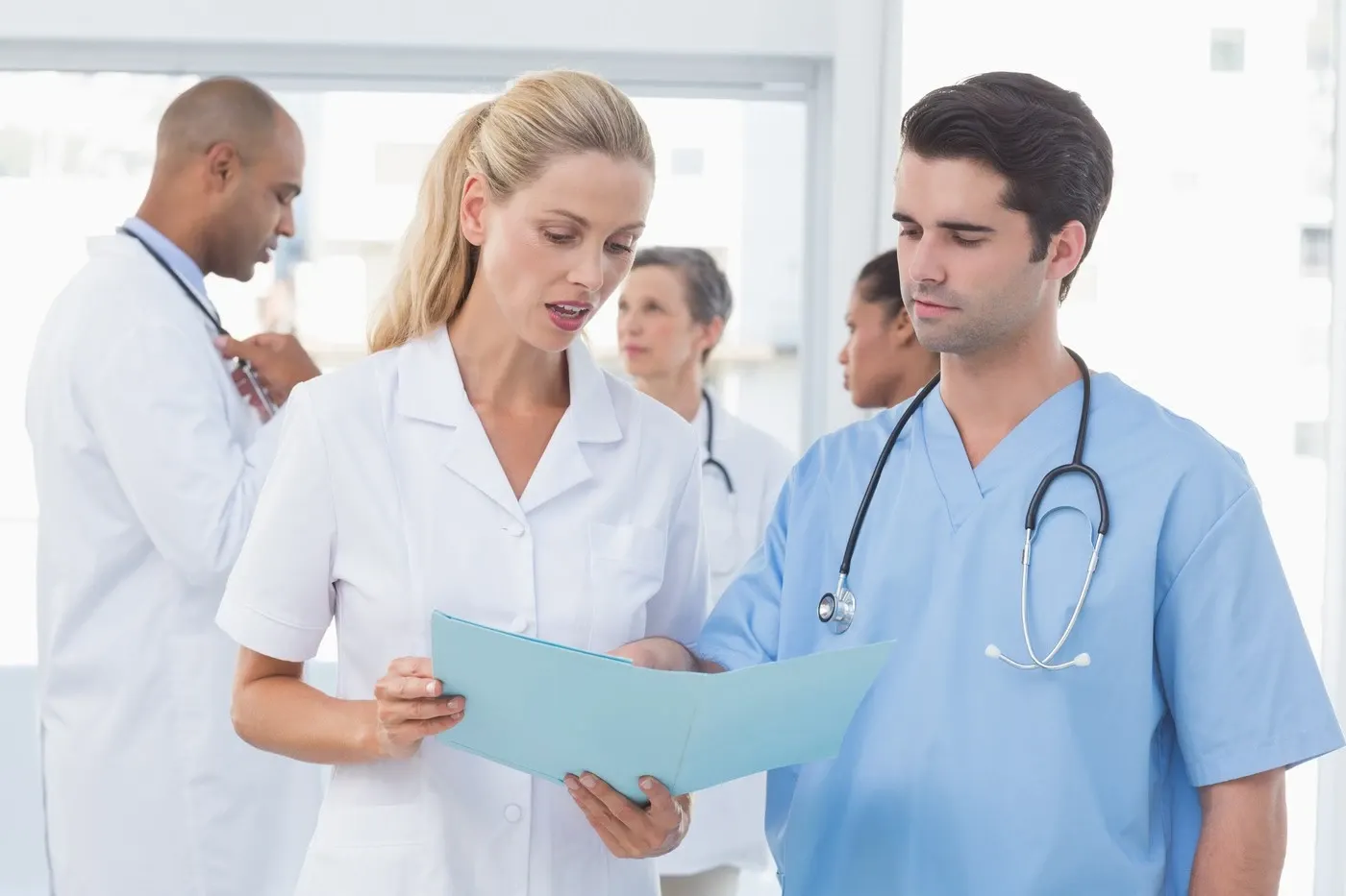 Gărzile medicilor ar putea fi plătite mai bine / Profimedia