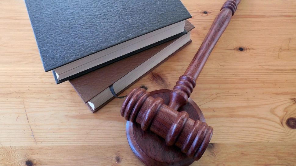 Profesor din Timișoara, trimis în judecată după ce ar fi luat mită pentru promovarea cursanților la mecanici de locomotivă