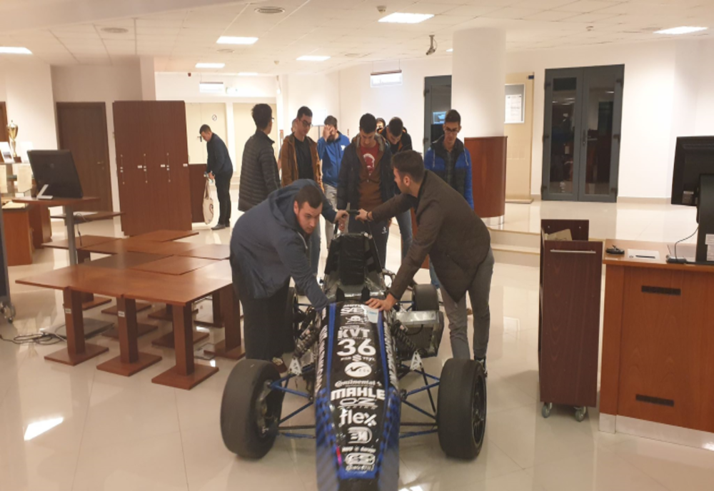 Mașină de curse, parcată în bibliotecă