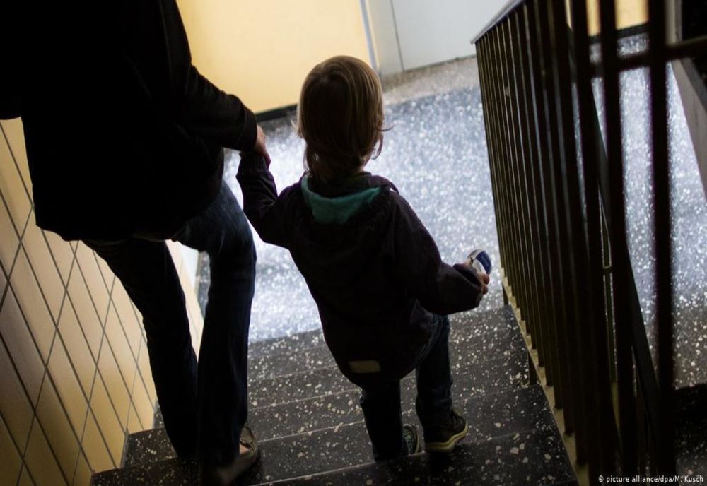 Copil luat de la asistenții maternali în timp ce se afla în spital