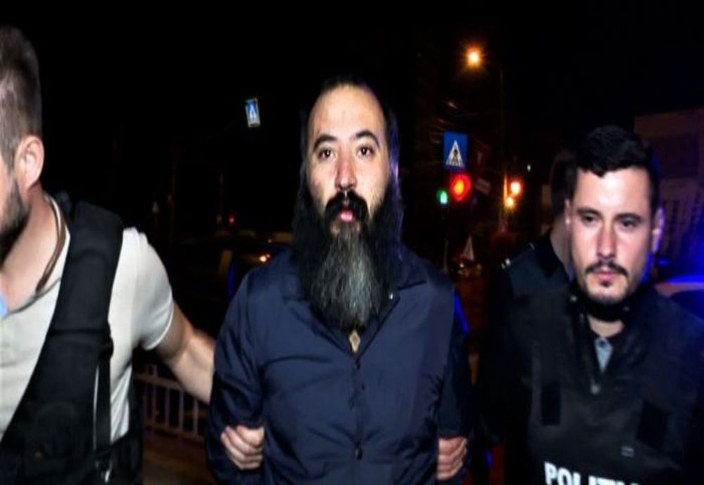 Bărbatul care a înjunghiat doi tineri la film, în mall, eliberat din arest