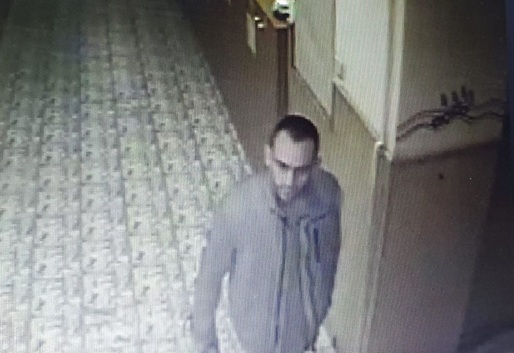 S-a predat bărbatul care a intrat în baia fetelor într-un liceu din Timișoara. Omul a fost reținut de polițiști