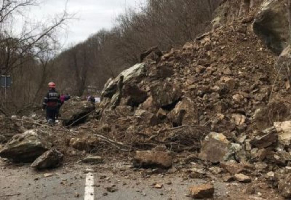 Alunecare de teren pe un drum important din vestul țării