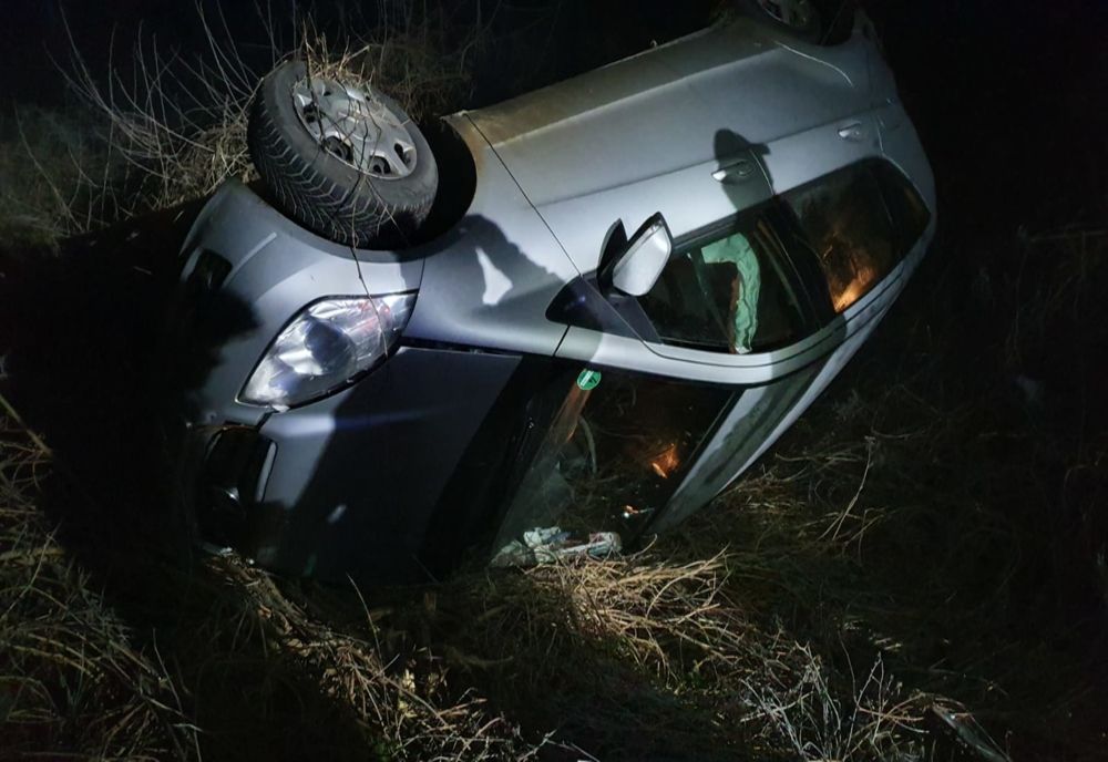 Accident în Timiș. Mașină răsturnată în afara șoselei