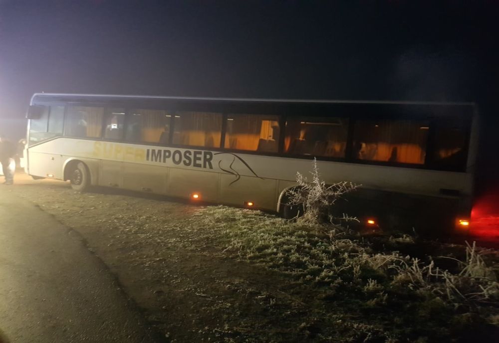 Un autobuz plin cu elevi a derapat și a ajuns în șanț: o victimă