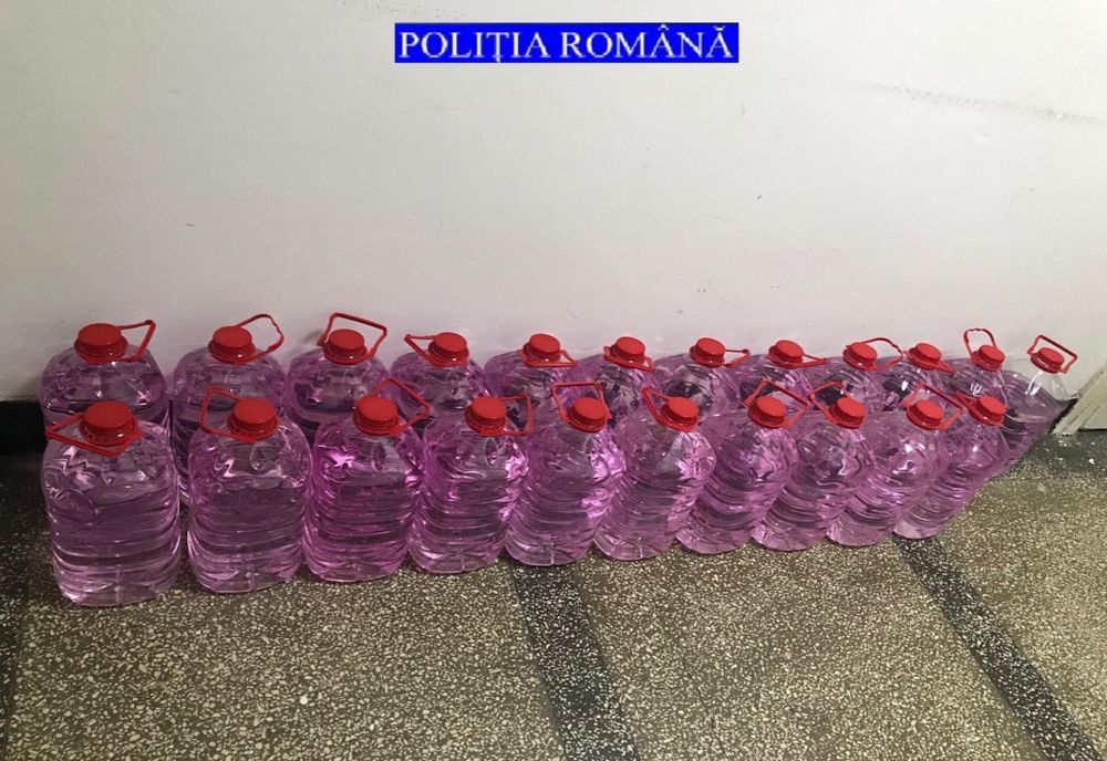 Speculă cu măști, dezifectant și echipamente de protecție