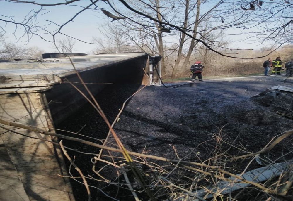 Camion cu bitum răsturnat peste o mașină. A intervenit elicopterul SMURD