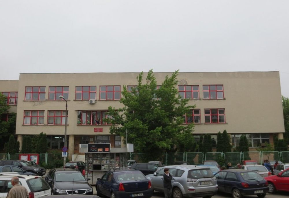 Școală aglomerată, extinsă cu două corpuri de clădire