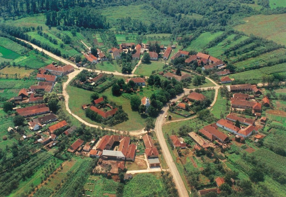Discover Timiș: Charlottenburg, satul rotund