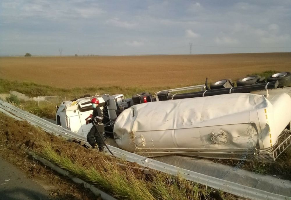 O cisternă s-a răsturnat pe Autostrada Vestului. Circulație îngreunată