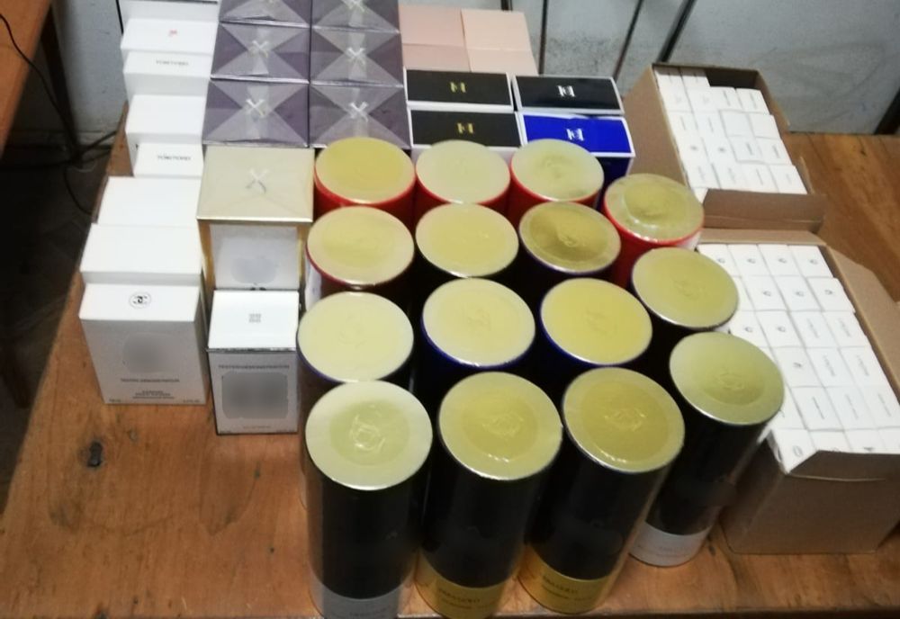 Parfum "de firmă" vândut în parcarea unui supermarket