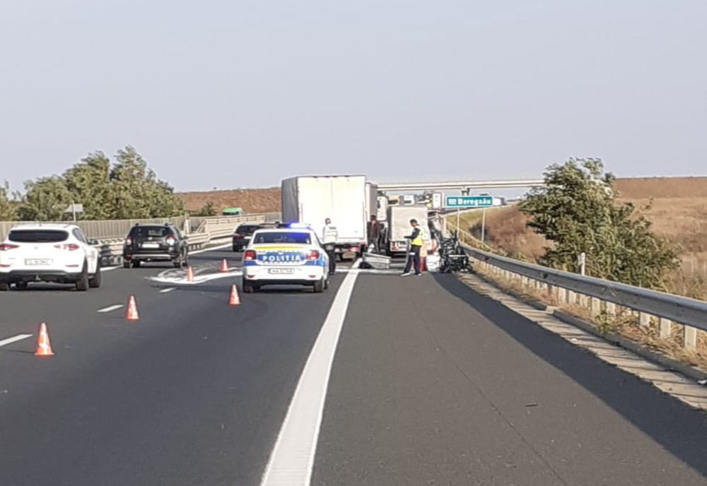 Trafic restircționat pe autostradă după ce o remorcă s-a răsturnat din cauza vântului