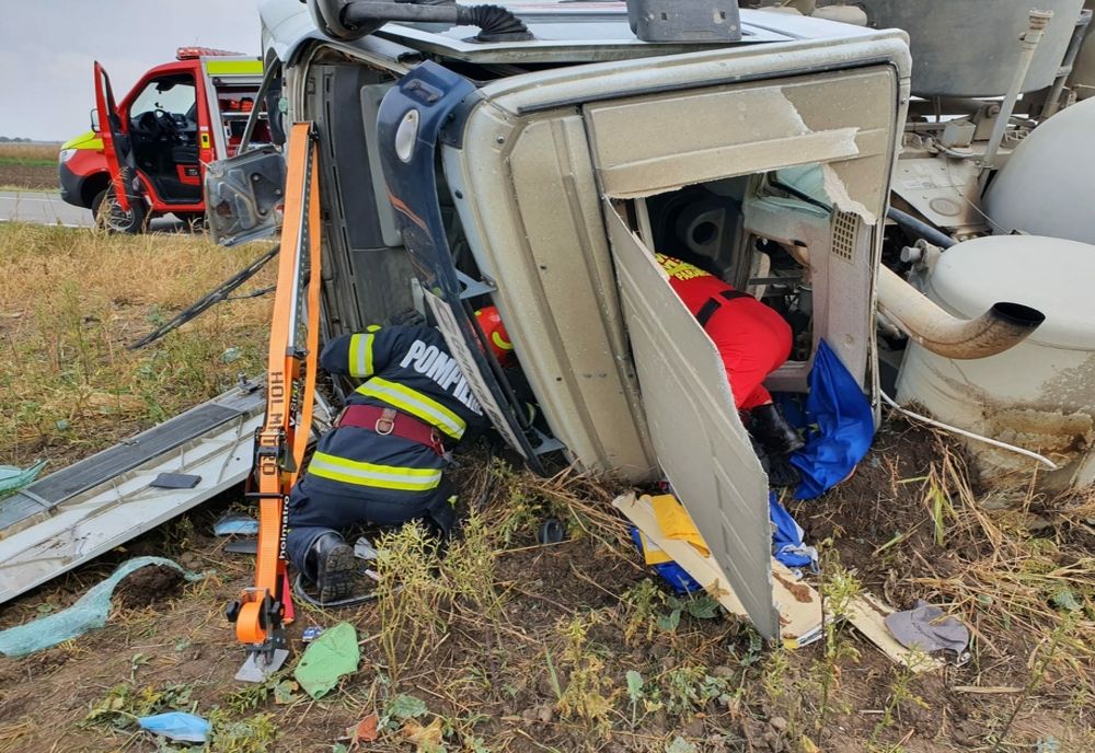 Grav accident nu departe de Timișoara: betonieră răsturnată