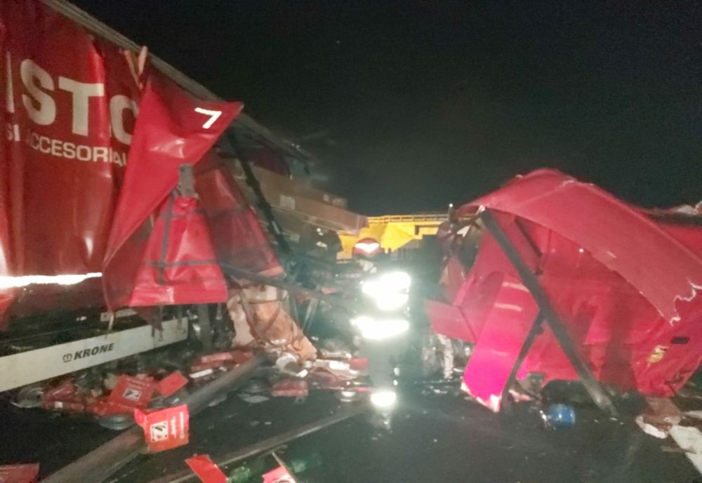 Trafic oprit pe autostrada A1, din cauza unui accident între două tiruri