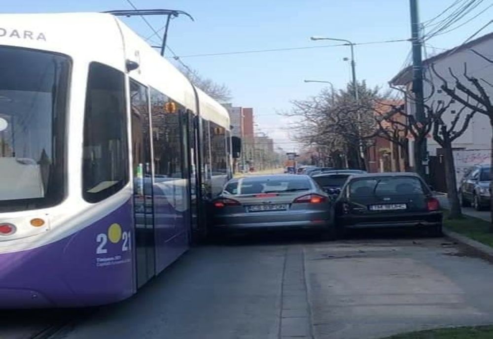 Mașină prinsă între un tramvai și un alt autovehicul: șoferul a crezut că poate să treacă