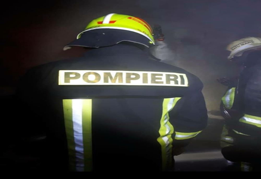 Un om a murit într-un incendiu care a cuprins un apartament din Giroc. Alții doi s-au intoxicat cu fum